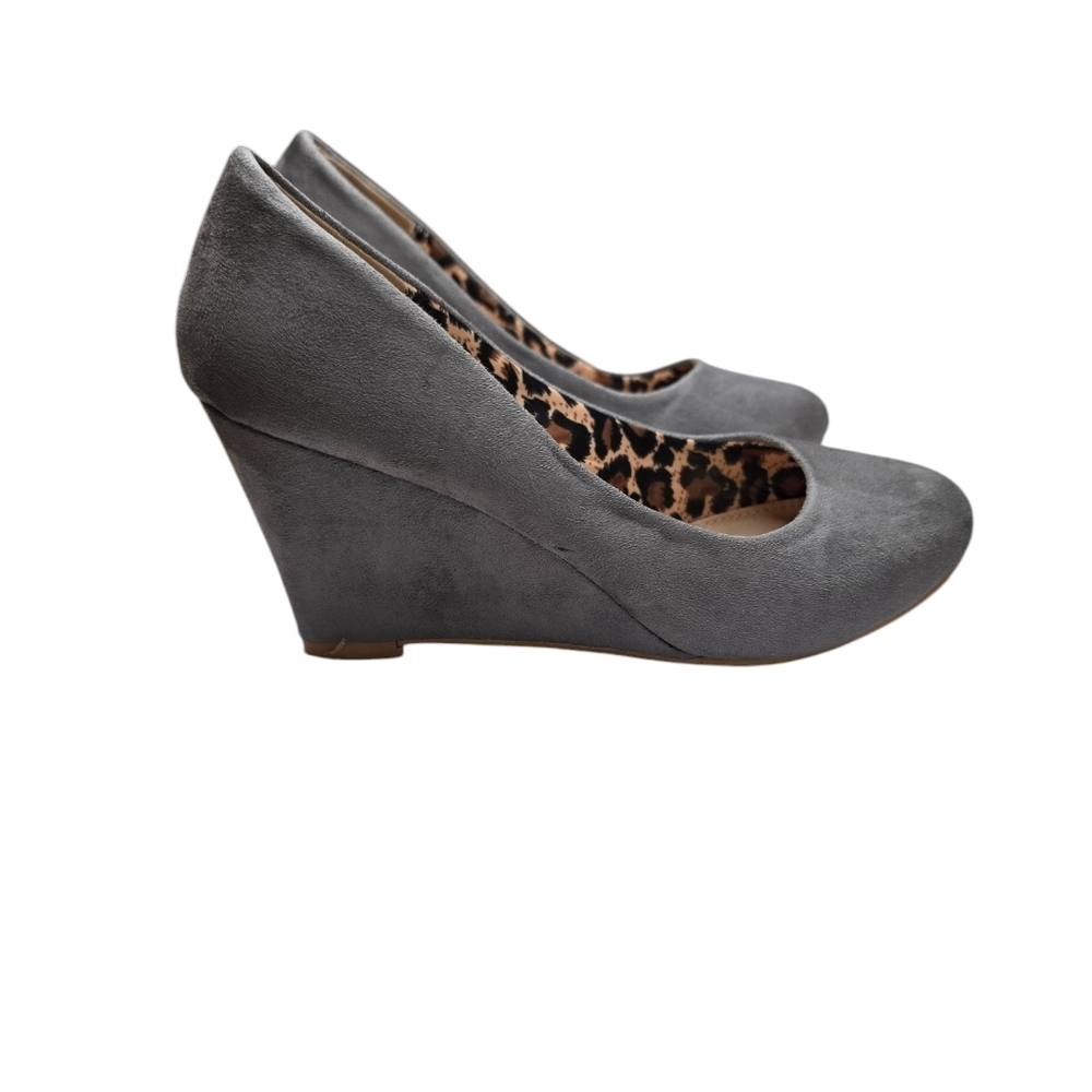 Bella Marie Nine Gray Suede Round Toe Wedges 6